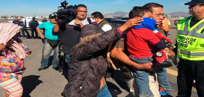 Migrantes se dividen entre quienes vuelven a sus países y quienes insisten en pedir asilo a EEUU