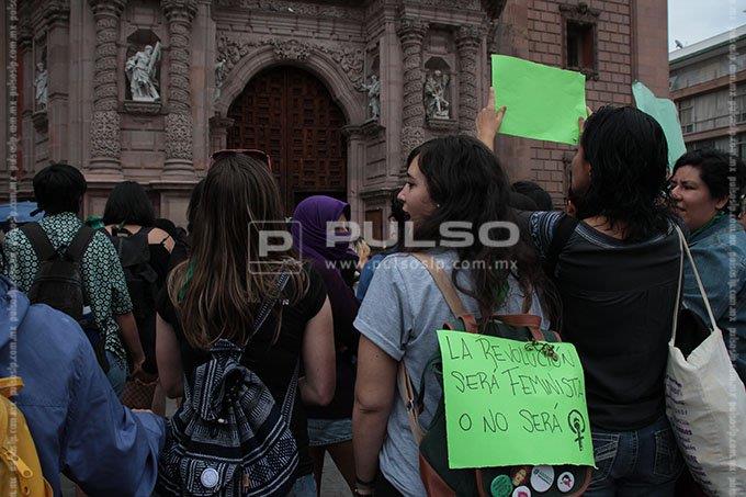 En el tema del aborto nos vamos a seguir metiendo, advierte Iglesia a feministas