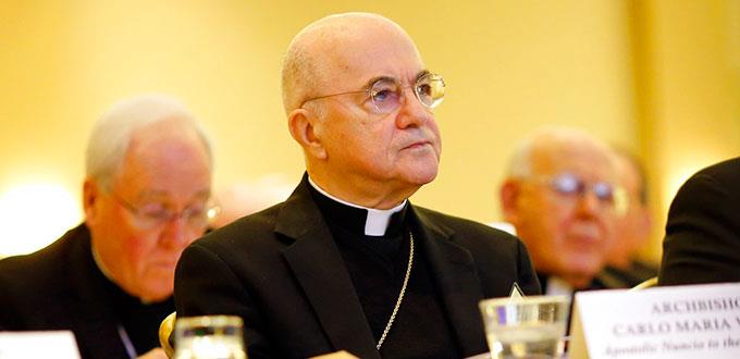Arzobispo que acusó al papa de encubrimiento, envuelto en escándalo por herencia familiar