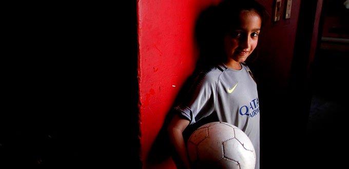 Niña futbolista gana batalla contra prejuicios en Argentina y podrá seguir jugando