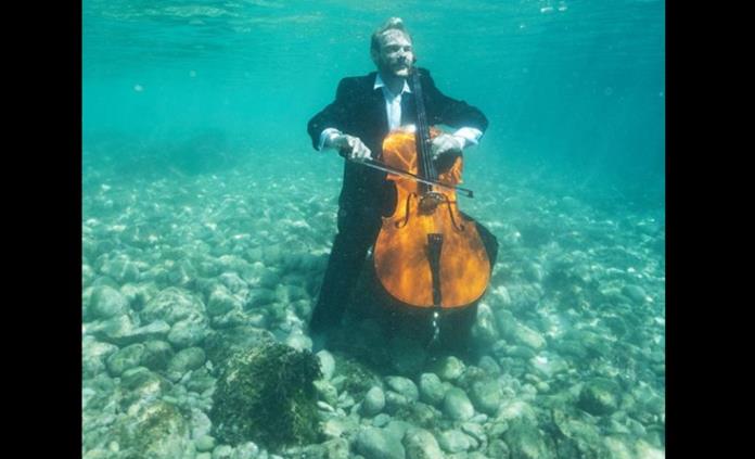 Así se ven los músicos tocando bajo el agua