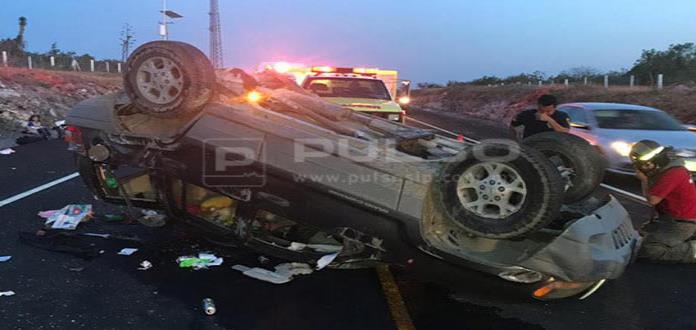 Un adulto y un menor de edad resultan lesionados en accidente carretero