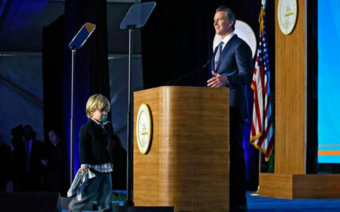 Nuevo gobernador de California dice que el estado seguirá enfrentando a Trump