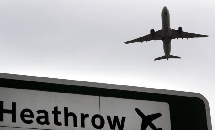 El aeropuerto londinense de Heathrow reanuda los despegues después del avistamiento de un dron