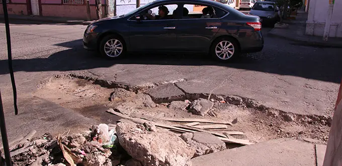 ¿Cómo pasar un bache con tu auto?