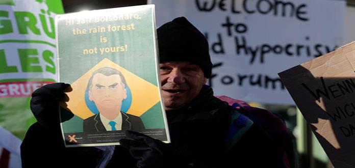 Ante la ausencia de Trump en Davos, manifestantes apuntan a Bolsonaro