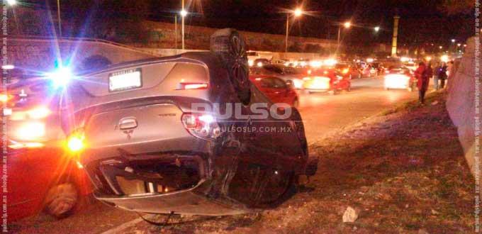 Enésima volcadura en el Río Santiago a la altura del Ángel de la Independencia