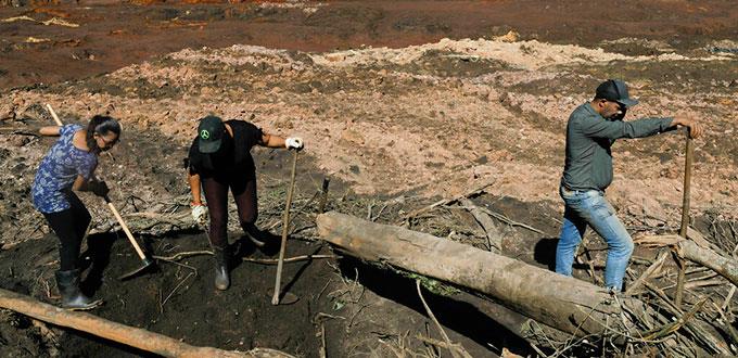 Familias escarban en el lodo en busca de cuerpos tras la tragedia minera en Brasil