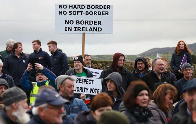 May se compromete a evitar una frontera dura en Irlanda, pero rechaza propuesta europea
