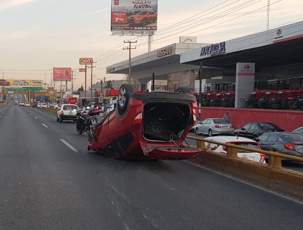  Vuelca automovilista en la avenida Salvador Nava