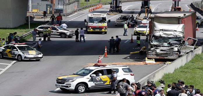 Presentador de noticias brasileño muere tras estrellarse helicóptero en una carretera de Sao Paulo