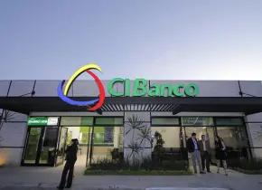 Becarios en el extranjero se quedan sin acceso a sus apoyos por falla con CI Banco