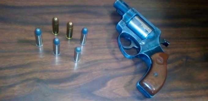 Detenido por traer en su camioneta una pistola con cartuchos