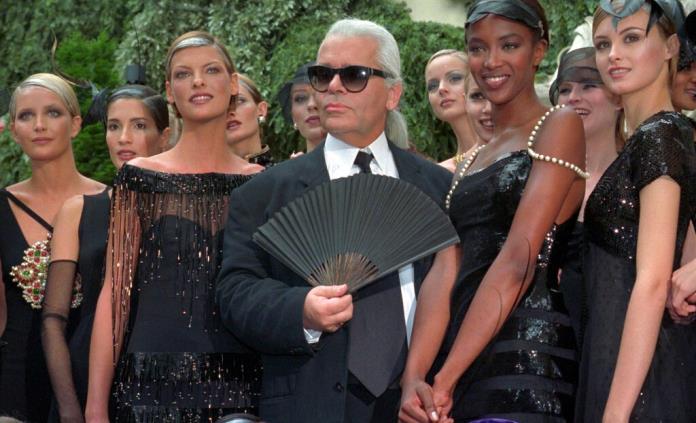 Karl Lagerfeld y una legión de musas a sus pies... que se renueva (FOTOS)