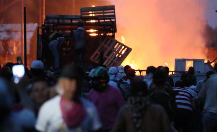 El Gobierno de Maduro acusa a opositores de la quema de camiones con ayudas