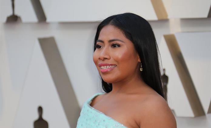 No he dejado a un lado los nervios, dice Yalitza Aparicio al desfilar en los Óscar acompañada por su madre