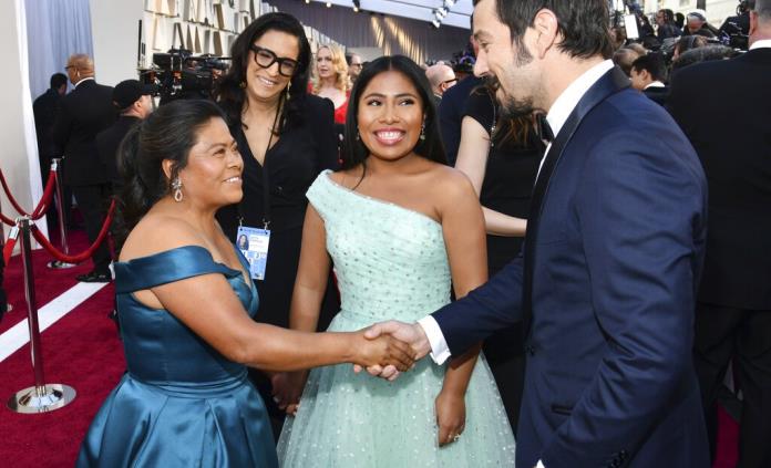 Diego Luna bromea en la alfombra roja de los Óscar: Traigo mezcal en los zapatos