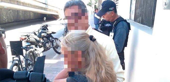 Policías capitalinos atienden a mujer que estaba en la cima de puente de Avenida Universidad