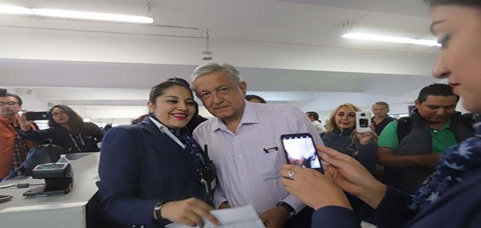 AMLO viaja a Chihuahua; pasajeros hacen fila para tomarse foto con él