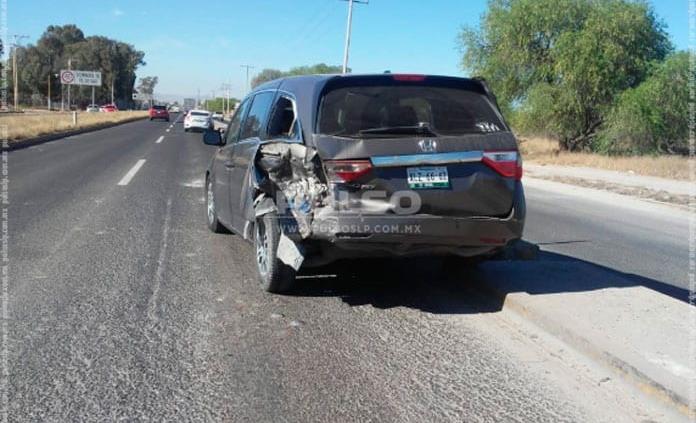 Aparatoso choque en la carretera a Matehuala; tres unidades involucradas