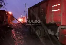 Cami&oacute;n derrapa en pendiente y derriba dos postes