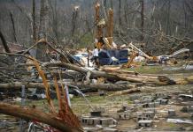 Aumentan a 23 los muertos por los tornados en el sur de EE.UU.