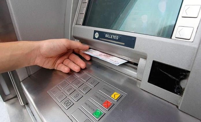 Los bancos que más cobran comisión por retirar y consultar saldo