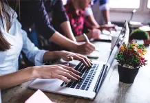 Millennials, los que m&aacute;s tienen fatiga visual digital