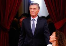 Peso argentino acelera su devaluaci&oacute;n y complica reelecci&oacute;n de Macri