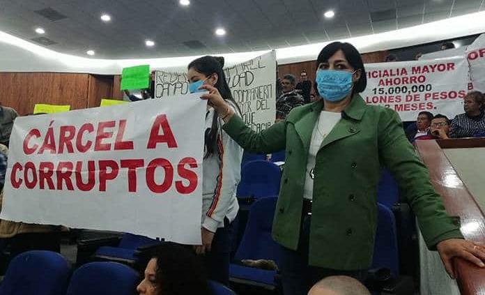 Con 17 votos a favor, diputados destituyen a la oficial mayor