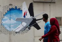 Exigen respuestas a cinco a&ntilde;os de desaparici&oacute;n de avi&oacute;n de Malaysia Airlines