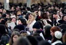 Judíos ultraortodoxos interrumpen violentamente rezo de mujeres en Muro de las Lamentaciones