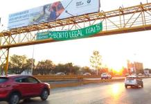 Colocan manta en puente peatonal de Salvador Nava en favor del aborto