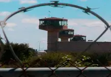 Ri&ntilde;a en penal de Michoac&aacute;n deja un reo muerto por arma de fuego