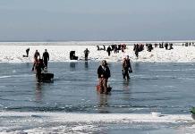 Rescatan a pescadores de capa de hielo desprendida
