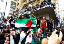 Manifestantes rechazan gobierno de presidente argelino tras dos décadas en el poder