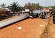 Mueren 12 personas al desplomarse avión en zona rural de Colombia Mueren 12 personas al desplomarse avión en zona rural de Colombia