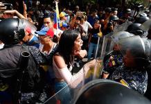 Policía impide con gases lacrimógenos paso de marcha opositora en Venezuela