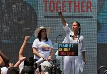 Actrices de Hollywood visitan a migrantes en la frontera