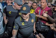 Aplican sanción económica a Maradona por dedicarle triunfo a Maduro