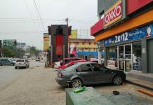 Roban con violencia dos tiendas OXXO en Valles