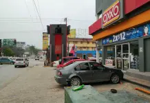 Roban con violencia dos tiendas OXXO en Valles