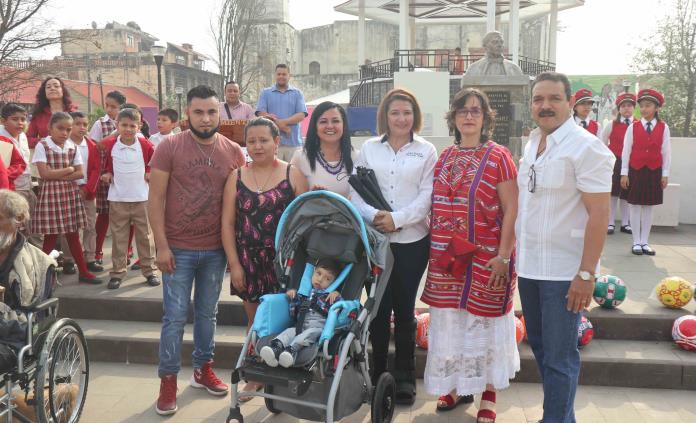 Entregan sillas de ruedas y bastones a pobladores de escasos recursos en Xilitla
