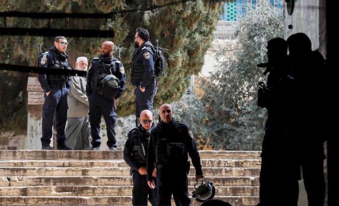 Policía israelí expulsa a feligreses y cierra mezquita en Jerusalén