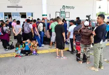 Riñen centroamericanos y cubanos en oficinas del INM; un herido