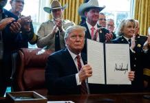 Trump firma su veto a resolución del Congreso contra la emergencia nacional