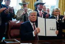 Trump firma su veto a resolución del Congreso contra la emergencia nacional