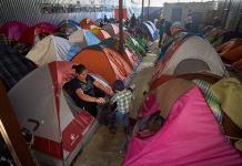 Varados en México, migrantes sobrellevan una tensa espera de asilo en EEUU