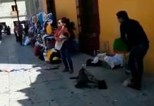 Trabajadores retiran puesto de mujer con bebé en brazos en Oaxaca