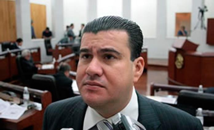 Ex-diputado resiste arresto y golpea a policía